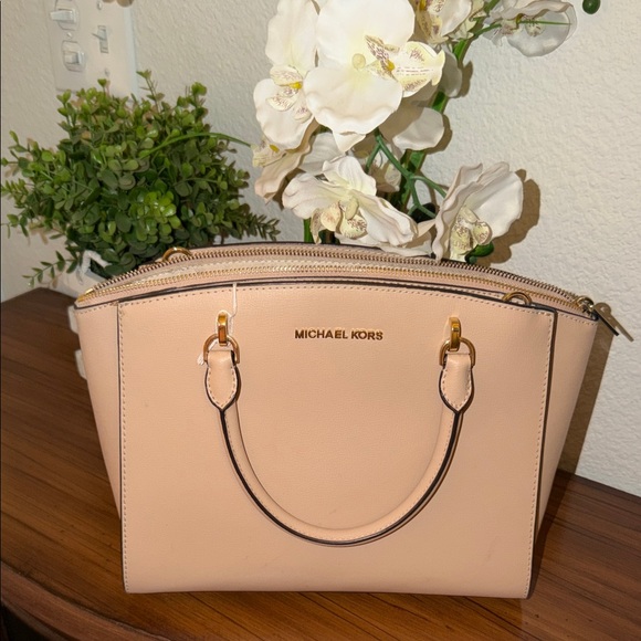 Michael Kors Ellis Large Saffiano Leather Satchel. - Picture 1 of 5